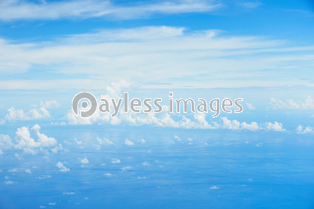 雲の上の写真 イラスト素材 写真素材 ストックフォトの定額制ペイレスイメージズ