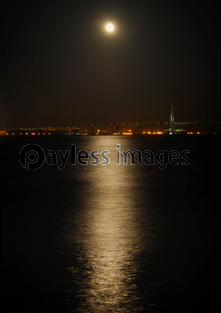 水面に反射する月明かり ストックフォトの定額制ペイレスイメージズ