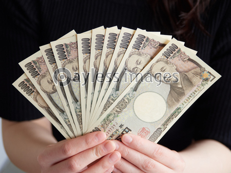 お金を数える女性のイメージ ストックフォトの定額制ペイレスイメージズ