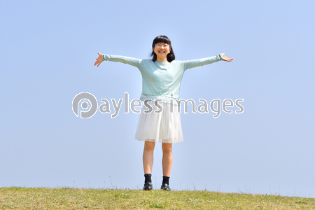 青空で手を広げる女の子 ストックフォトの定額制ペイレスイメージズ