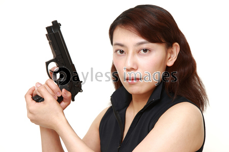 拳銃を持つ女性 商用利用可能な写真素材 イラスト素材ならストックフォトの定額制ペイレスイメージズ