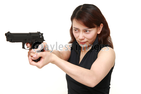 拳銃を構える女性 商用利用可能な写真素材 イラスト素材ならストックフォトの定額制ペイレスイメージズ
