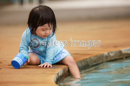 水遊びする女の子 ストックフォトの定額制ペイレスイメージズ