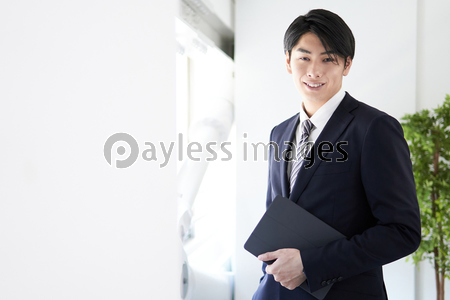 笑顔でカメラ目線の日本人男性ビジネスマン ストックフォトの定額制ペイレスイメージズ