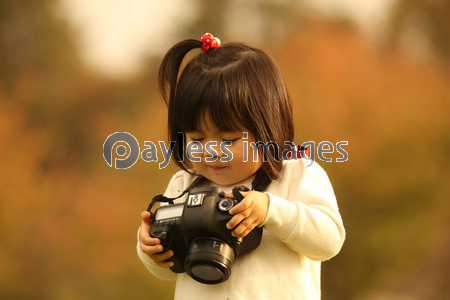 写真を撮る女の子 ストックフォトの定額制ペイレスイメージズ