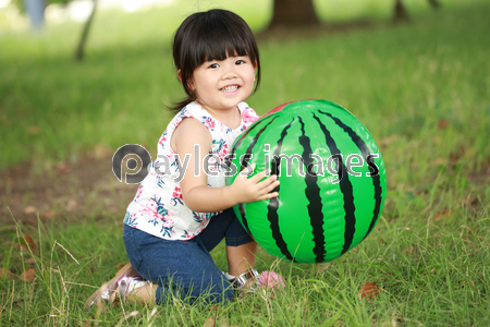 スイカのビーチボールで遊ぶ女の子 - 商用利用可能な写真素材
