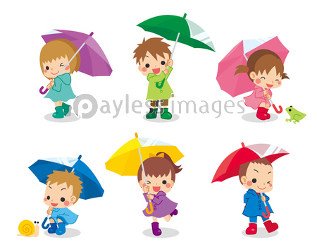 レインコートを着て傘を差している可愛い子どもたちセット ストックフォトの定額制ペイレスイメージズ
