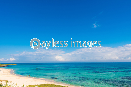 綺麗な角島大浜海水浴場の青空と海と海岸 山口県 ストックフォトの定額制ペイレスイメージズ