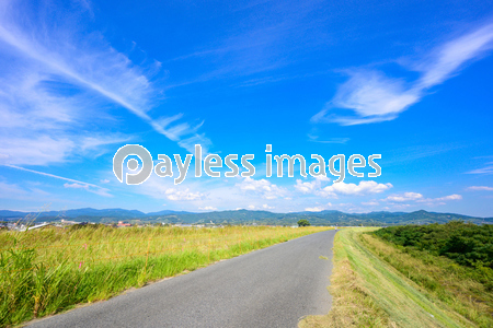 綺麗な夏の青空と田園風景 福岡県朝倉市 商用利用可能な写真素材 イラスト素材ならストックフォトの定額制ペイレスイメージズ