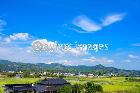 綺麗な夏の青空と田園風景 福岡県朝倉市 ストックフォトの定額制ペイレスイメージズ