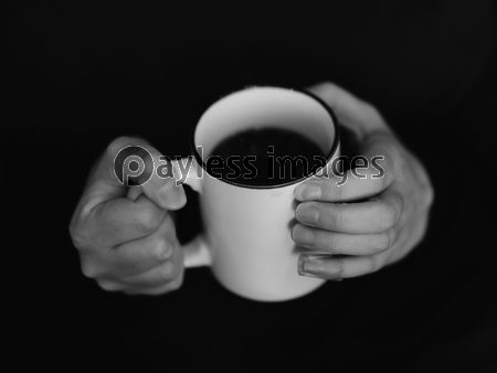 コーヒーカップを持つ手 商用利用可能な写真素材 イラスト素材ならストックフォトの定額制ペイレスイメージズ