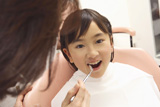 歯の治療をする子供