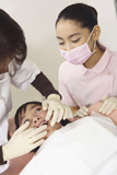 歯科検診する子供