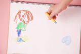 絵を描く子供の手