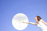 日傘を上に上げる女性