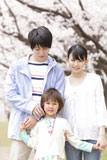 桜の下で微笑む家族