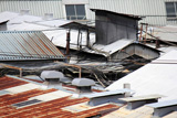 町工場のトタン屋根