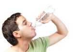 炭酸水を飲む男性