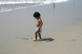 ビーチで遊ぶ赤ちゃん