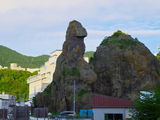 ウトロの奇岩　ゴジラ岩