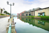 北海道 初夏の小樽運河 水面に写る倉庫群