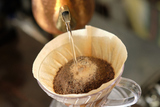 コーヒーの入れ方16：コーヒーにお湯を注ぐ