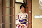京都町家と浴衣女性