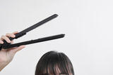 前髪を作る日本人女子中学生