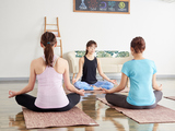 ヨガで瞑想をするアジア人の女性